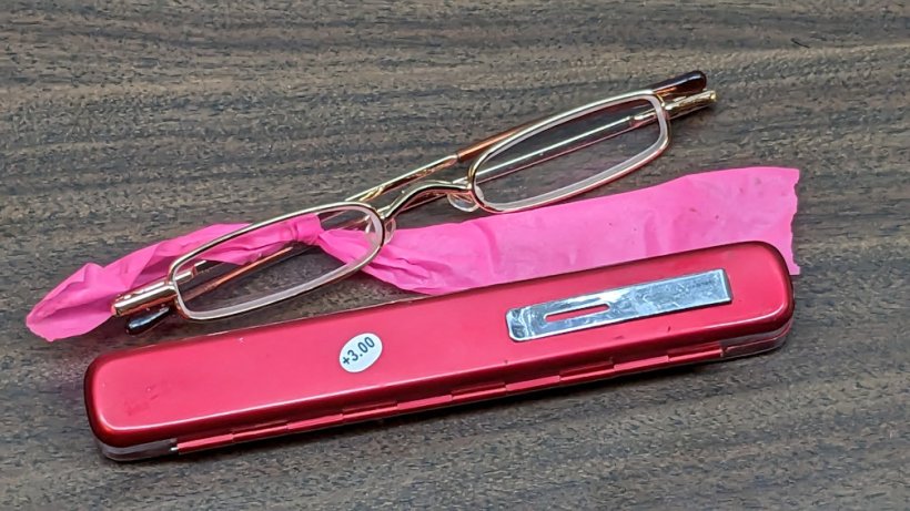reading glasses and case